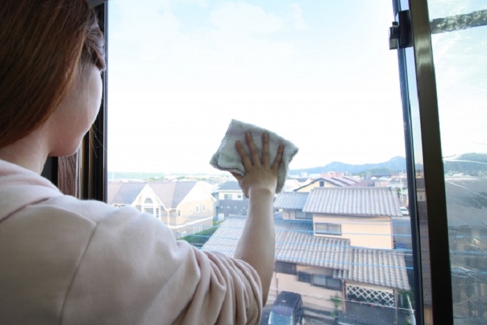 窓ガラス掃除はメラミンスポンジで 洗剤要らずで簡単キレイ