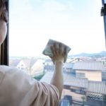【洗剤不要】メラミンスポンジで窓ガラスを簡単にキレイにする方法！