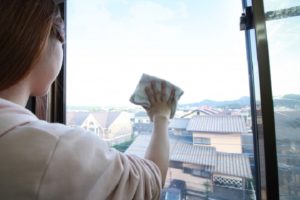 【洗剤不要】メラミンスポンジで窓ガラスを簡単にキレイにする方法!