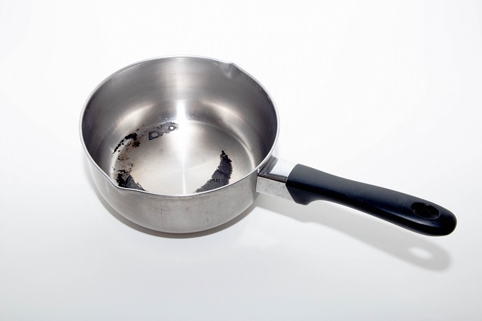 鍋の焦げは重曹で簡単に落とせる その方法を紹介します