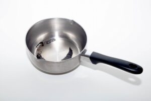 まるで新品！鍋についた焦げは重曹で簡単に落とせる！その方法を紹介します。