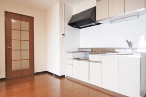 キッチンの壁につくベタベタ油汚れの落とし方｜汚れの防止方法もご紹介！