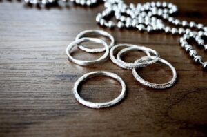 失敗しない!シルバーアクセの黒ずみを重曹でキレイに落とす方法