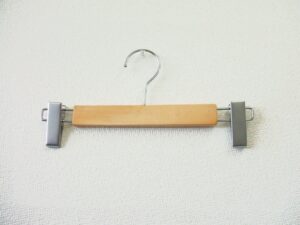 スラックスハンガーは省スペースで収納力抜群!おすすめのブランドは?